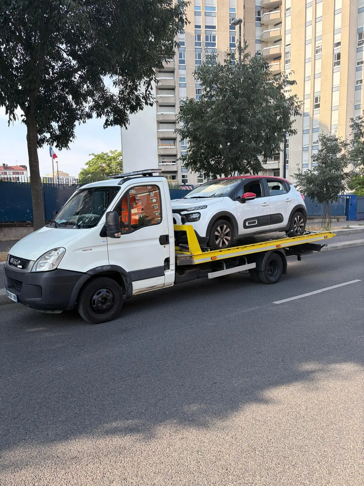 Remorquage d'une Citroën C3 sur plateau à Paris