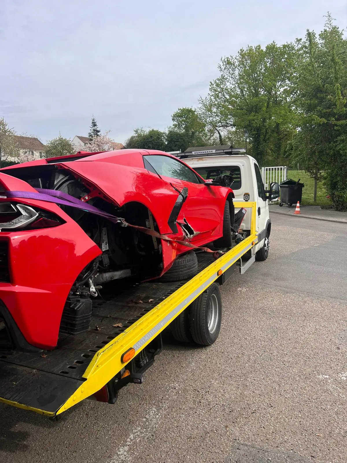 Enlèvement d'un véhicule accidenté sur plateau